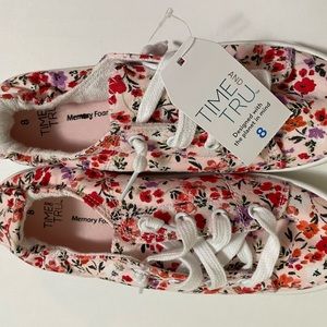 NEW!! Time and Tru size 8 tennis shoe